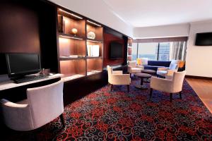 TV a/nebo společenská místnost v ubytování Delta Hotels by Marriott London Armouries