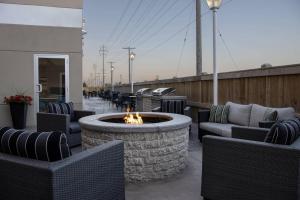 Posezení v ubytování Fairfield Inn & Suites by Marriott Winnipeg