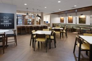 Restaurace v ubytování Fairfield Inn & Suites by Marriott El Dorado