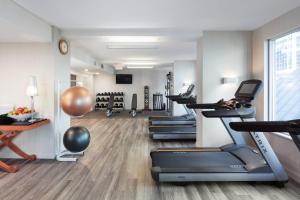 Fitness centrum a/nebo fitness zařízení v ubytování Delta Hotels by Marriott Vancouver Downtown Suites