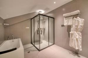 un bagno con doccia, vasca e lavandino di 南浔浔溪之畔民宿 a Huzhou Altre 37 foto