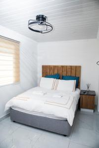 Cape Townにあるone bedroom apartment A1の木製のヘッドボードが付いた大きなベッドのある寝室