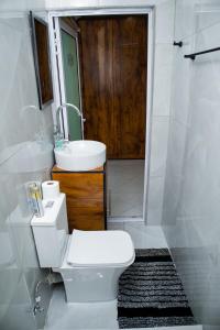 Cape Townにあるone bedroom apartment A1のトイレと洗面台付きのバスルーム +35枚の写真