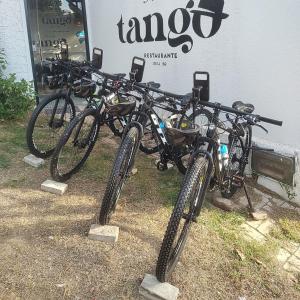 在Pousada TANGO内部或周边骑自行车