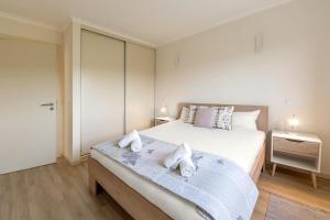 En eller flere senge i et værelse på Casa das Pêras + 18 billeder