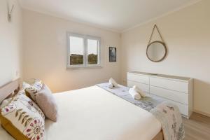 En eller flere senge i et værelse på Casa das Pêras