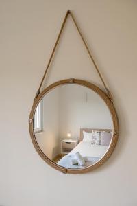 En eller flere senge i et værelse på Casa das Pêras