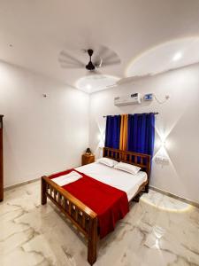 特里凡得琅The MULBERRY Cottage的一间卧室，里面有一张床和一个吊扇