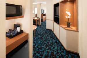Fairfield by Marriott Ruston的电视和/或娱乐中心