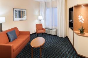 Fairfield by Marriott Ruston的电视和/或娱乐中心
