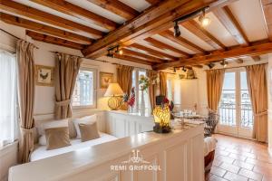 un soggiorno con un letto e una cucina di Key West - charming studio ON the port of Honfleur - Superb 360 view a Honfleur