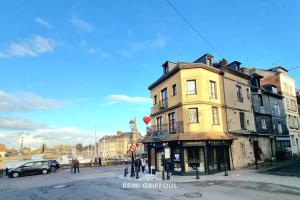 un edificio giallo all'angolo di una strada di Key West - charming studio ON the port of Honfleur - Superb 360 view a Honfleur