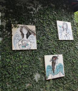 eine Gruppe von Zeichnungen auf der Seite einer Wand in der Unterkunft Angel Cottage in Tzaneen