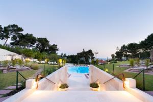 בריכת השחייה שנמצאת ב-Four Points by Sheraton Sesimbra או באזור