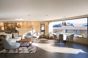 אזור ישיבה ב-Four Points by Sheraton Sesimbra