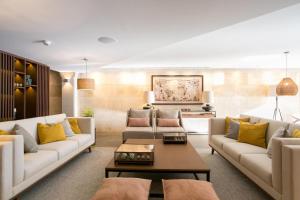 אזור ישיבה ב-Four Points by Sheraton Sesimbra