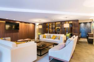 אזור ישיבה ב-Four Points by Sheraton Sesimbra