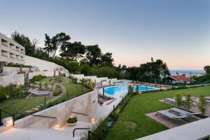 בריכת השחייה שנמצאת ב-Four Points by Sheraton Sesimbra או באזור