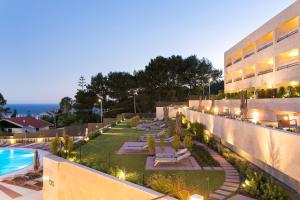 בריכת השחייה שנמצאת ב-Four Points by Sheraton Sesimbra או באזור