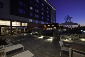 un patio con tavoli e ombrelloni di notte di Element Vaughan Southwest a Vaughan