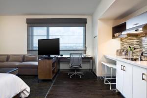 Cucina o angolo cottura di Element Vaughan Southwest