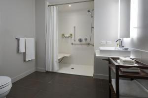 un bagno con doccia, lavandino e WC di Element Vaughan Southwest a Vaughan