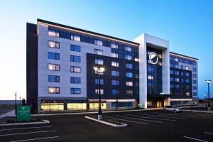 un grande edificio con un orologio in un parcheggio di Element Vaughan Southwest a Vaughan
