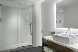 Bagno di Element Vaughan Southwest
