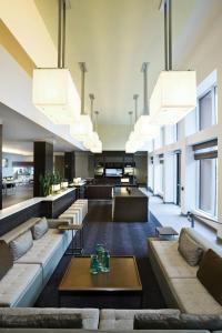 una hall con divani, tavoli e ampie finestre di Element Vaughan Southwest a Vaughan