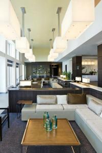 un soggiorno con due divani e un tavolo di Element Vaughan Southwest a Vaughan