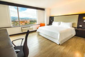 Postel nebo postele na pokoji v ubytování Four Points by Sheraton Cuenca
