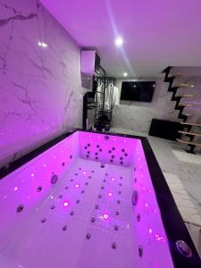TV a/nebo společenská místnost v ubytování Suite KING Size SAUNA JACUZZI