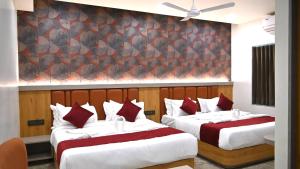 The Sky Comfort Hotel Mahi客房内的一张或多张床位