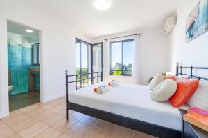 - une chambre dotée d'un grand lit avec des oreillers orange et blancs dans l'établissement Townhouse Ocean Joy by Algarve Vacation, à Albufeira 42 autres photos