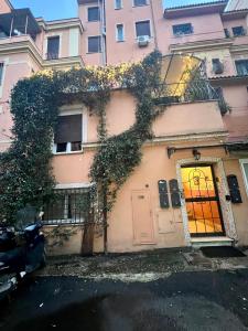 a building with ivy growing on the side of it at Angelo ai Musei Vaticani bilocale in Rome +1 photo