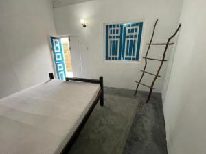 Postel nebo postele na pokoji v ubytování Chilli Croc CoLiving Hiriketiya