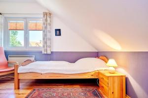 a bedroom with a bed and a window at Am Redensee in Fuhlendorf