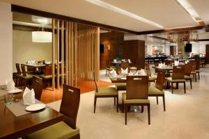 Un restaurante o sitio para comer en Four Points by Sheraton Ahmedabad
