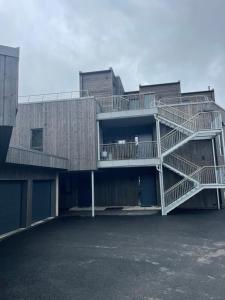 un edificio con una scala sul lato di Ny leilighet med fantastisk sjøutsikt i Fredrikstad a Kråkerøy