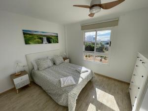Postel nebo postele na pokoji v ubytování AticoSunsetCallaobeach + 9 fotografií