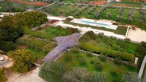 una vista aérea de un jardín con una fuente en Masseria Abbracciavento - Private Pool by HDSalento, en Tricase