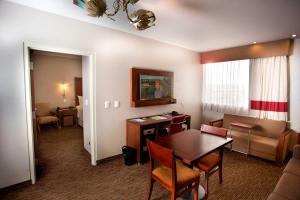 Area soggiorno di Four Points by Sheraton Queretaro Norte