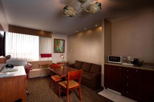 un soggiorno con un divano e un tavolo di Four Points by Sheraton Queretaro Norte a Querétaro