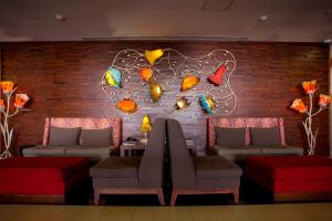 Area soggiorno di Four Points by Sheraton Queretaro Norte