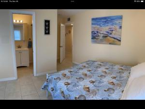 una camera da letto con un letto e un quadro sul muro di Charming 3 Bedroom 2 Bathroom and a lanai a Venice