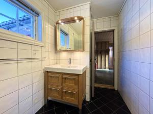 une salle de bain avec un lavabo et un miroir dans l'établissement Spacious detached house of 209 sqm in the heart of Geilo, à Geilo 40 autres photos