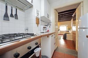 una cocina con estufa y hornilla horno superior en Cozy Apartment Rione Monti, en Roma