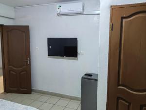 TV a/nebo společenská místnost v ubytování Tadagbe Appart Studio1