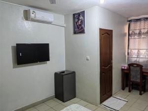 TV a/nebo společenská místnost v ubytování Tadagbe Appart Studio1 + 5 fotografií