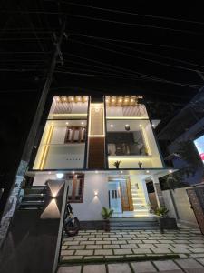 特里凡得琅The MULBERRY Cottage的一栋房子前停着一辆摩托车